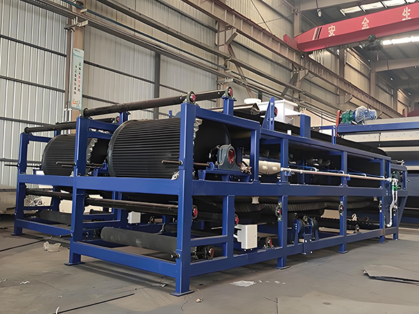 Vacuum belt filter press
