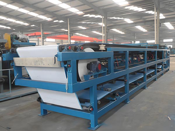 Horizontal vacuum filter