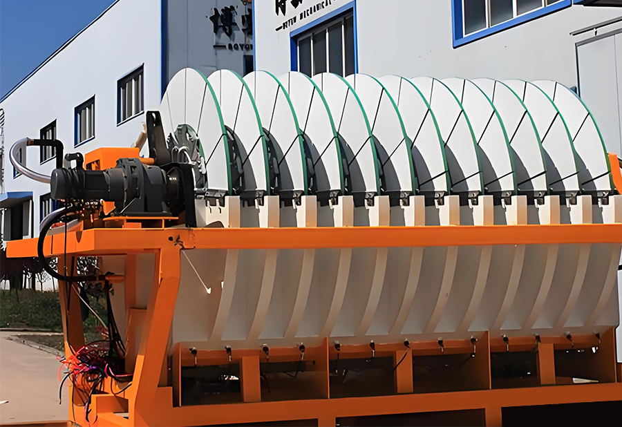 Ceramic vacuum filter