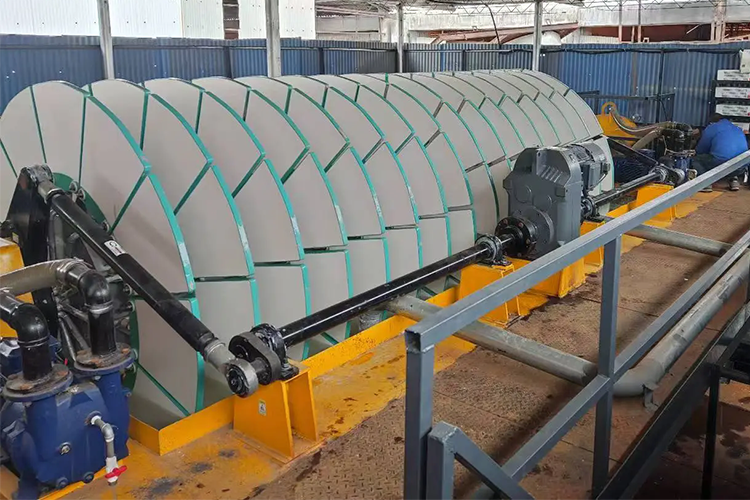 Ceramic vacuum disk filter