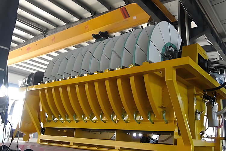 Ceramic vacuum disk filter