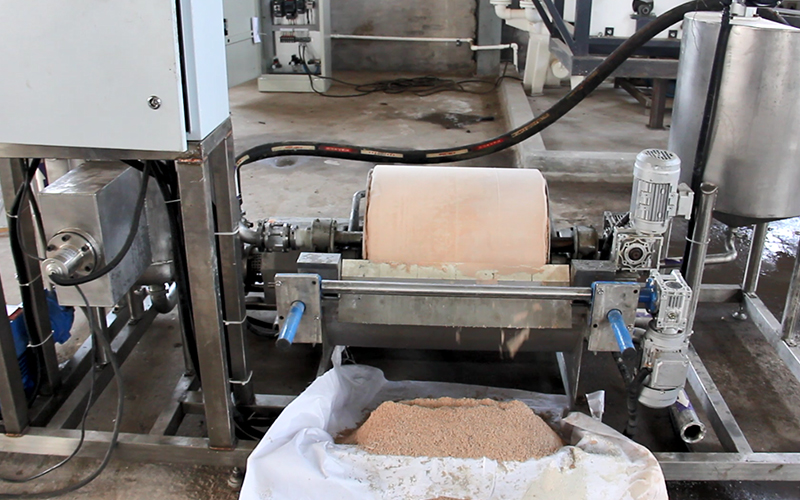 Laboratory vacuum filter